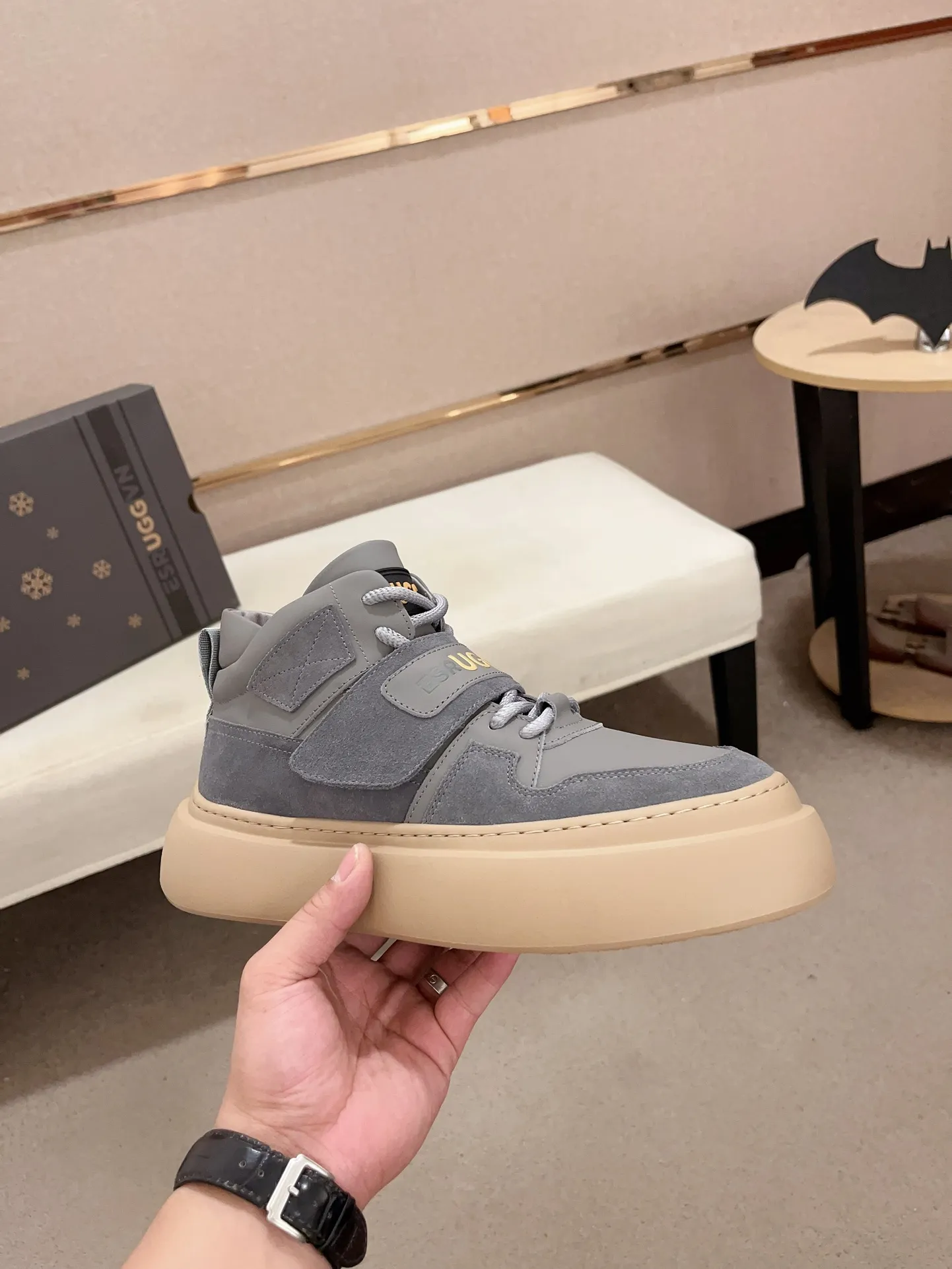 Factory Price: 380 Men's Men's Shoes💰North American Men's Shoes Ugg ☃️In the special sale of new high-quality men's shoes and snow boots in autumn and winter, the nemesis of extreme cold weather! Made of cowhide leather, merino wool lining, and original outsole, whether driving, outdoor or daily wear, there is always one that suits you! Code number 39-44